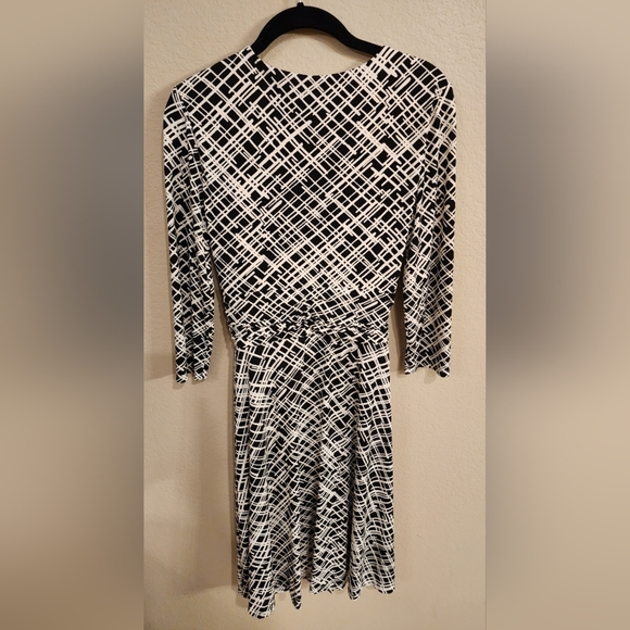 WHBM V Neck Black/White Faux Wrap Stretch Dress w Geometric Pattern - SZ 6 - Picture 4 of 6